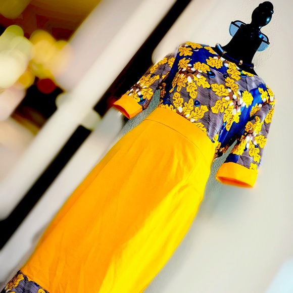 Dresses & Skirts - Nwot Gorgeous Floral MIDI Dress